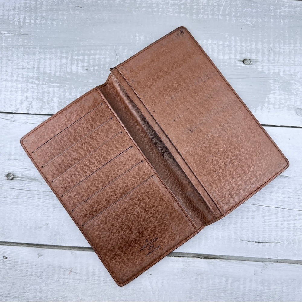 AUTHENTIC Louis Vuitton wallet. Monogram pattern.